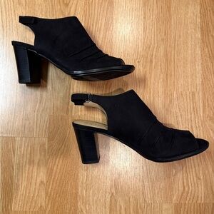 New with tags. Naturalizer Lago, black open back high heal shoe.